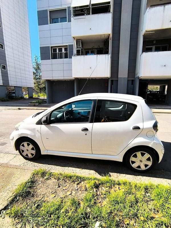 Usata Toyota Aygo Connect Style 68 CV (50 kW) 2011 Bianco Utilitaria