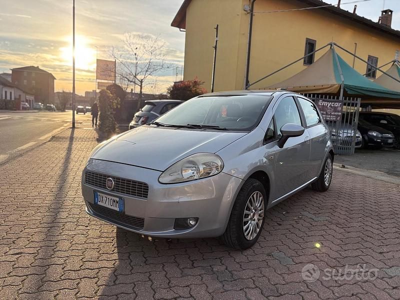 Grigio Usata 2009 Fiat Grande Punto Due volumi | 2900 € (Buon prezzo) - Immagine 1/4