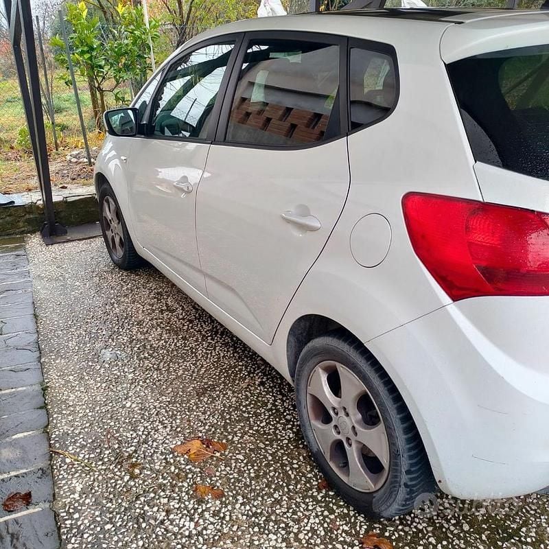 Usata Kia Venga 90 CV (66 kW) 2011 Bianco Utilitaria