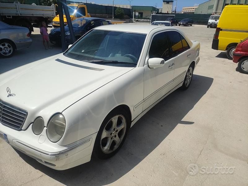Usata Mercedes E220 143 CV (105 kW) 2001 Bianco Berlina