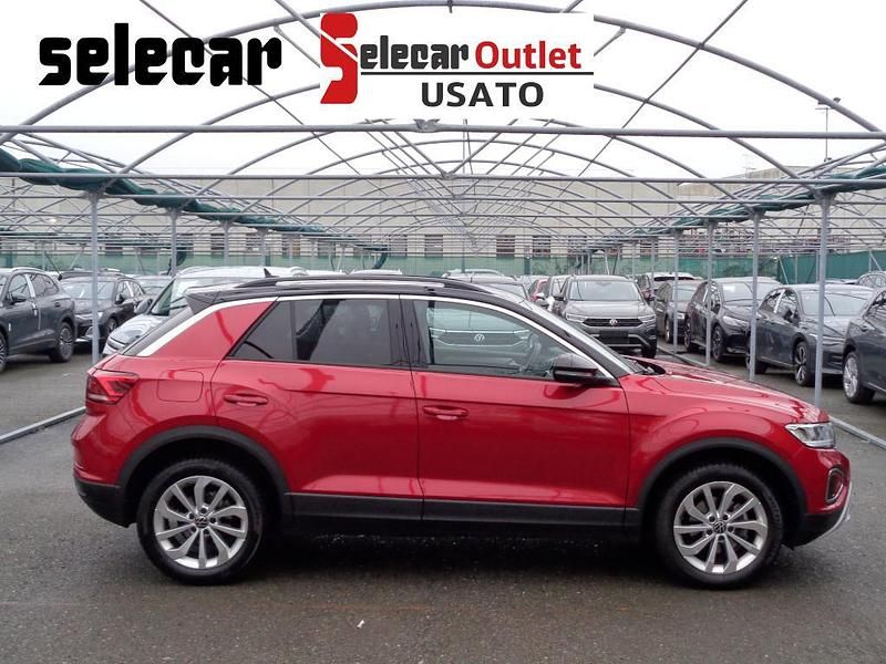 Usata VW T-Roc Life 150 CV (110 kW) 2023 Rosso/tetto nero SUV