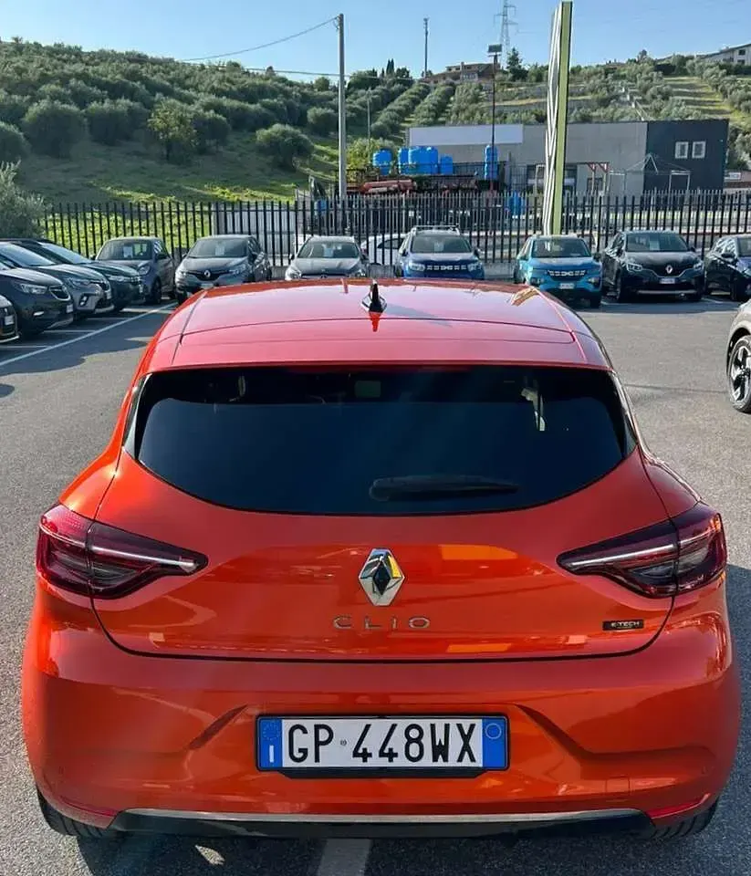 Usata Renault Clio V Techno 145 CV (106 kW) 2023 Arancione Berlina