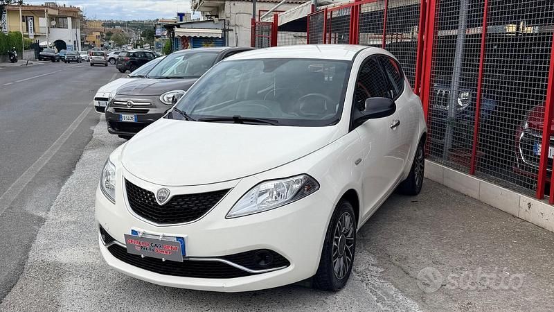 Usata Lancia Ypsilon Platinum 69 CV (50 kW) 2016 Bianco Utilitaria