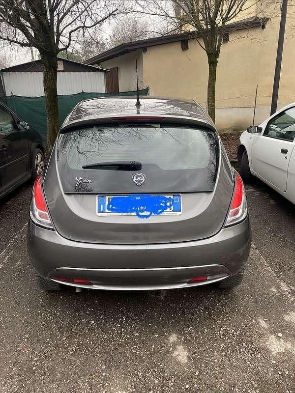 Usata Lancia Ypsilon Silver 69 CV (50 kW) 2016 Grigio Utilitaria