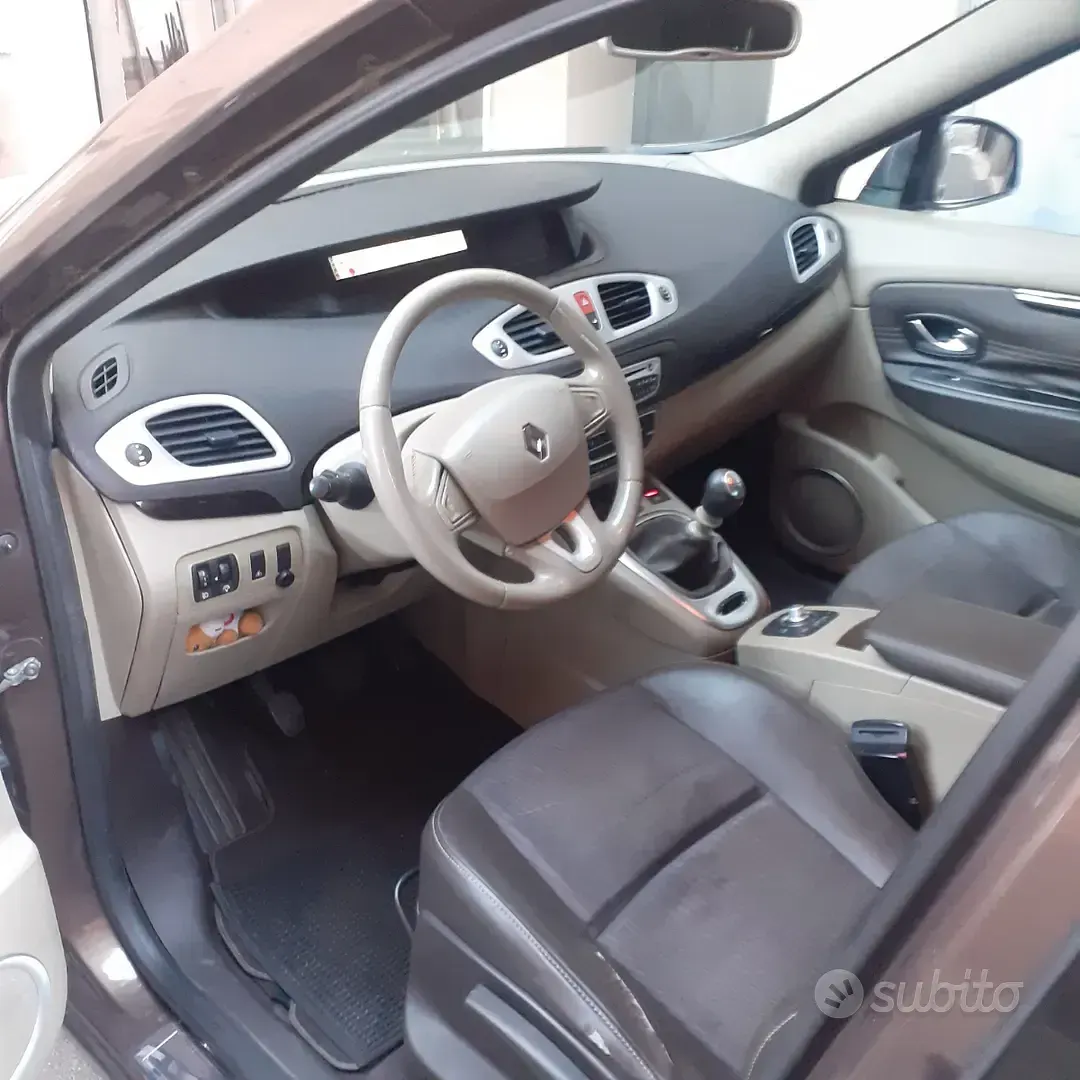 Usata Renault Scenic E-Tech 115 CV (84 kW) 2010 Marrone Berlina