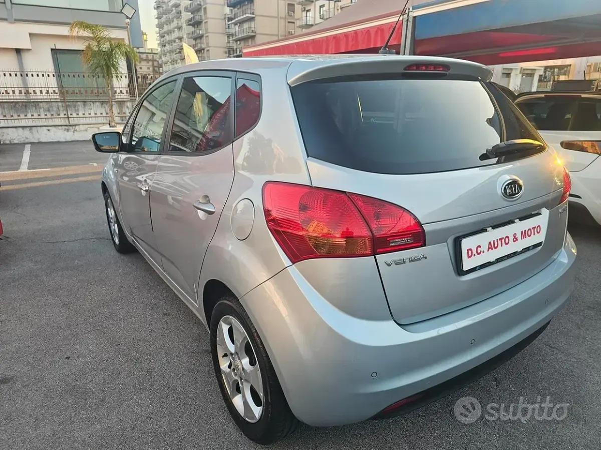 Usata Kia Venga 90 CV (66 kW) 2010 Grigio Utilitaria