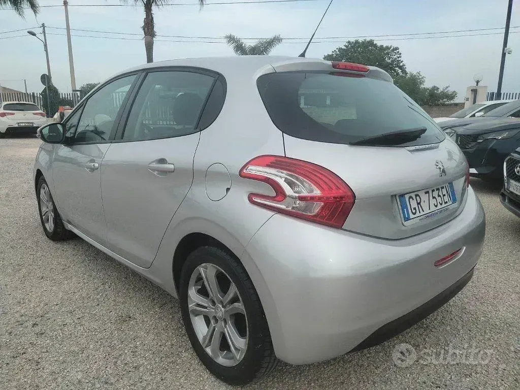 Usata Peugeot 208 Active 68 CV (50 kW) 2014 Grigio Utilitaria