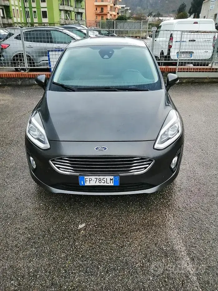 Usata Ford Fiesta 86 CV (63 kW) 2018 Grigio Utilitaria