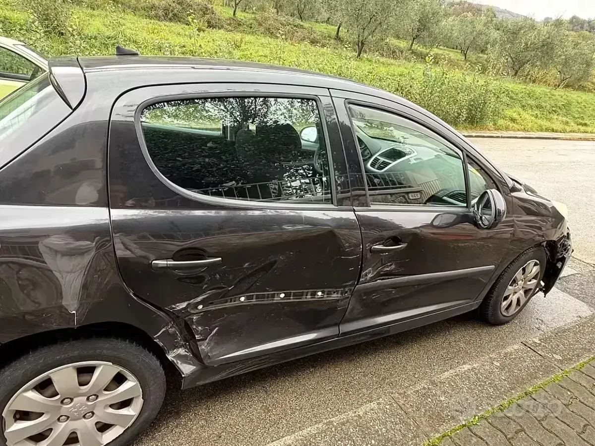Usata Peugeot 207 68 CV (50 kW) 2007 Nero Berlina