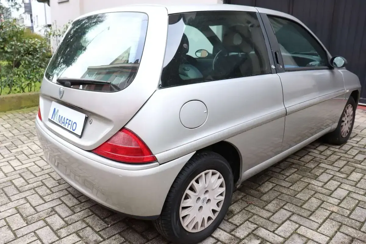 Usata Lancia Ypsilon 60 CV (44 kW) 2003 Argento Utilitaria