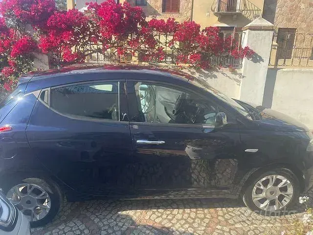 Usata Lancia Ypsilon 60 CV (44 kW) 2016 Blu Utilitaria