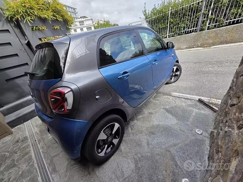 Usata Smart ForFour Electric Drive Passion 41 kW (56 CV) 2022 Blu Berlina