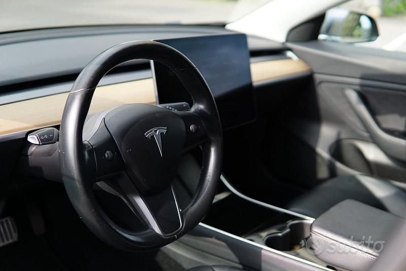 Usata Tesla Model 3 Standard Range Plus 250 kW (341 CV) 2019 Grigio Berlina