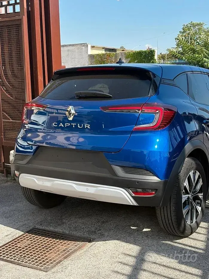Usata Renault Captur Equilibre 101 CV (74 kW) 2024 Bluazzurro SUV