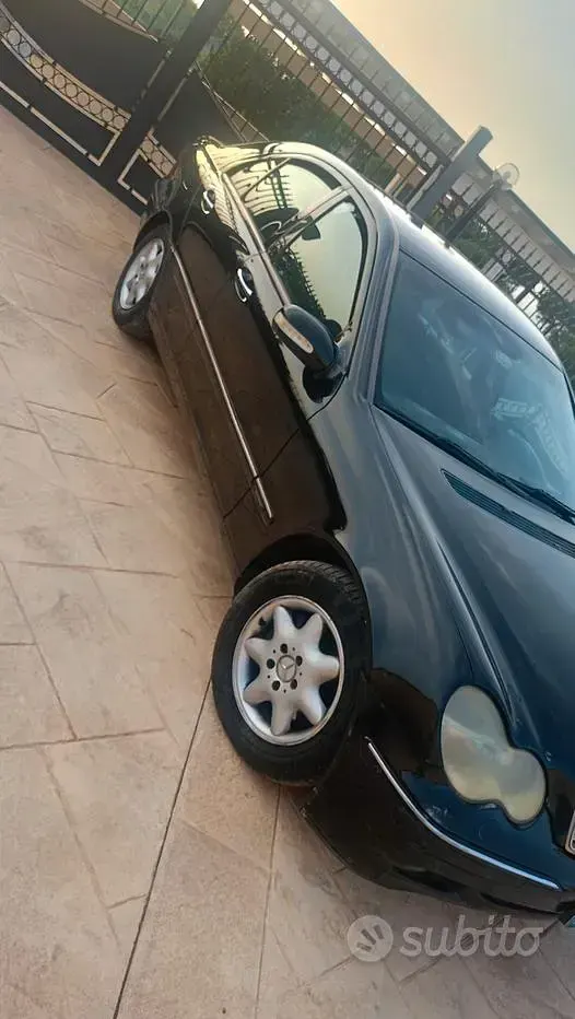 Usata Mercedes C220 Elegance 150 CV (110 kW) 2004 Nero Berlina