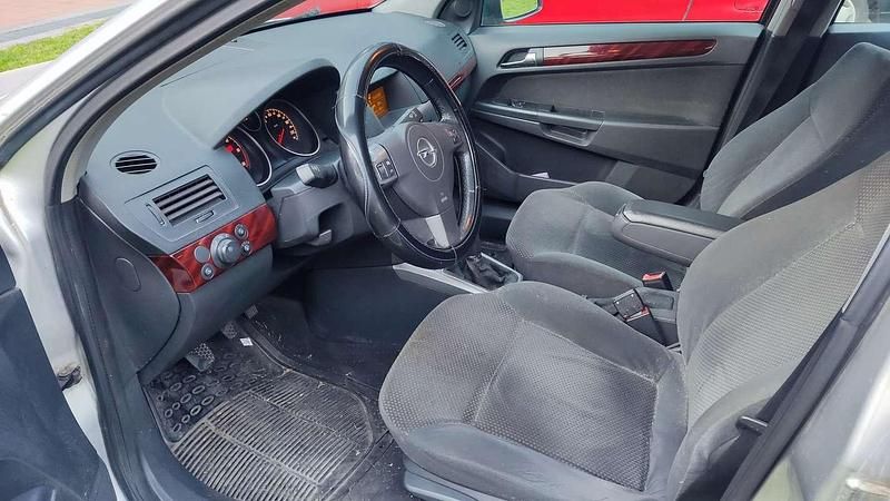 Usata Opel Astra Elegance 101 CV (74 kW) 2004 Argento Berlina