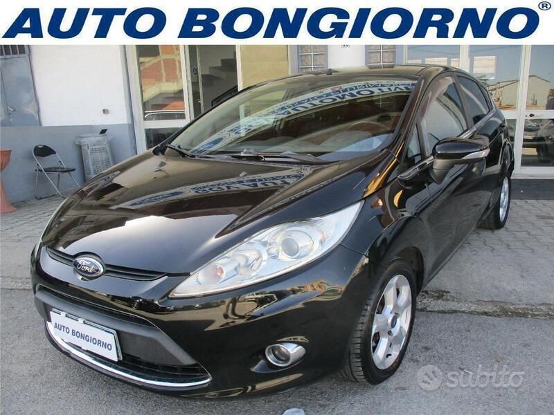 Nero / metallizzato Usata 2010 Ford Fiesta Titanium Due volumi | 5900 € (Cara) - Immagine 1/4