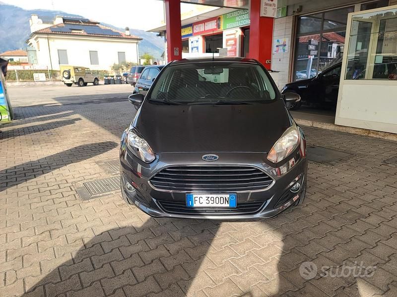 Usata Ford Fiesta 95 CV (69 kW) 2016 Grigio Berlina