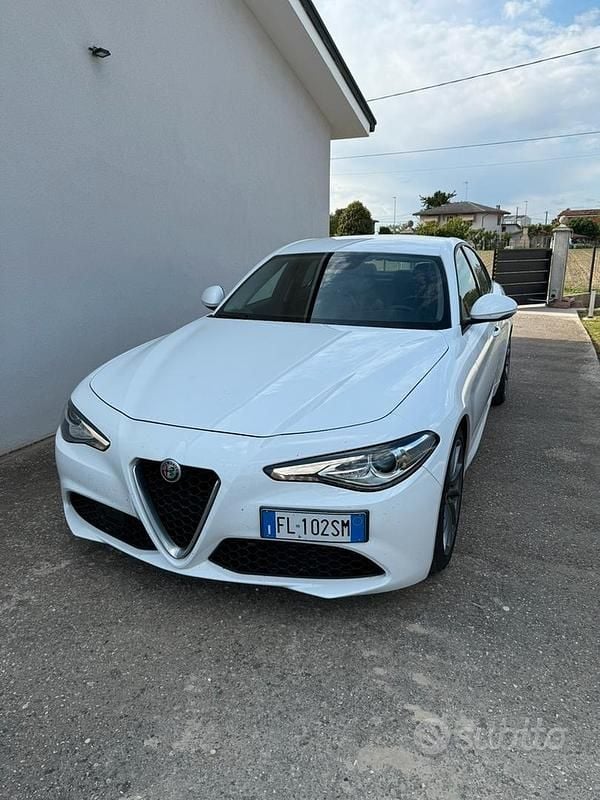 Usata Alfa Romeo Giulia 150 CV (110 kW) 2017 Bianco Berlina