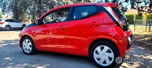 Rosso Usata 2017 Toyota Aygo Due volumi | 8500 € (Buon prezzo) - Immagine 1/4