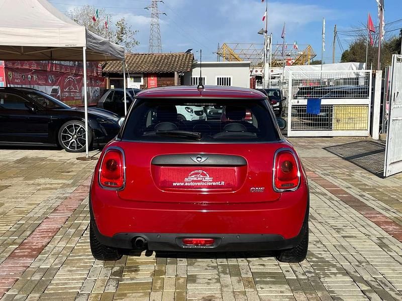 Usata Mini ONE 102 CV (75 kW) 2017 Rosso Utilitaria