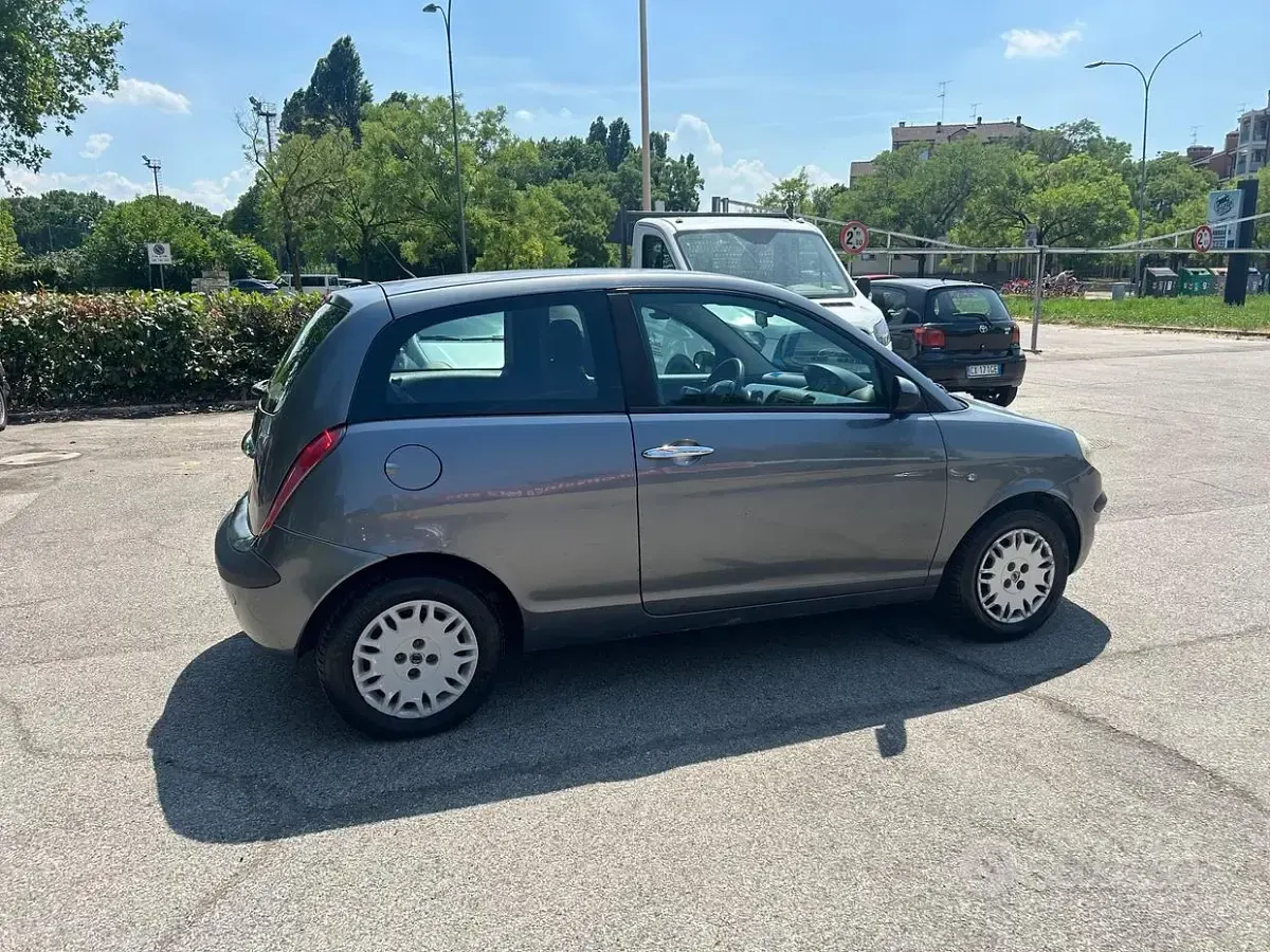 Usata Lancia Ypsilon 69 CV (50 kW) 2006 Grigio Utilitaria