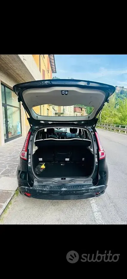Käytetty Renault Scenic E-Tech Luxe 130 HP (95 kW) 2011 Musta Tila-auto
