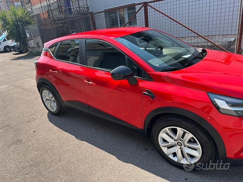Usata Renault Captur Techno 100 CV (73 kW) 2024 Rosso SUV