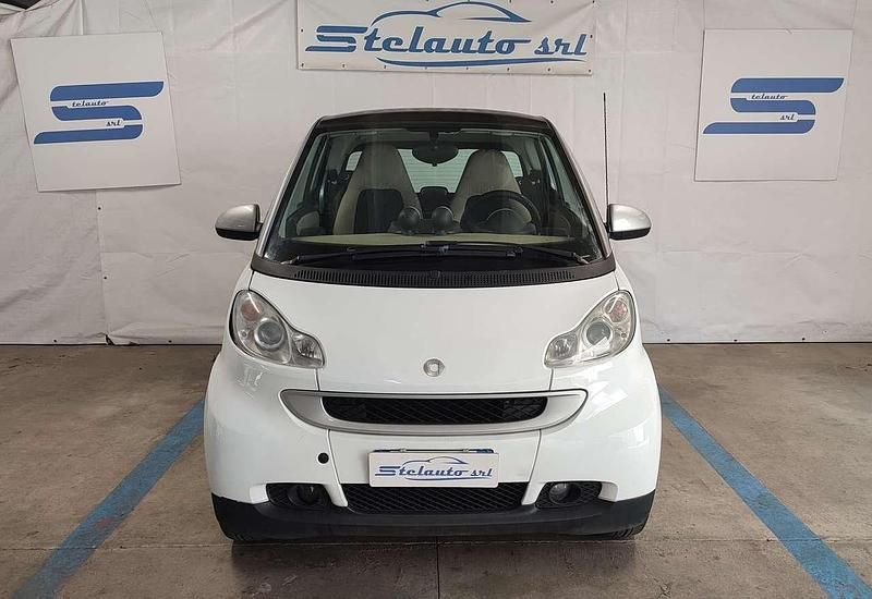 Bianco Usata 2009 Smart ForTwo Coupé Pure Due volumi | 4190 € (Buon prezzo) - Immagine 1/4