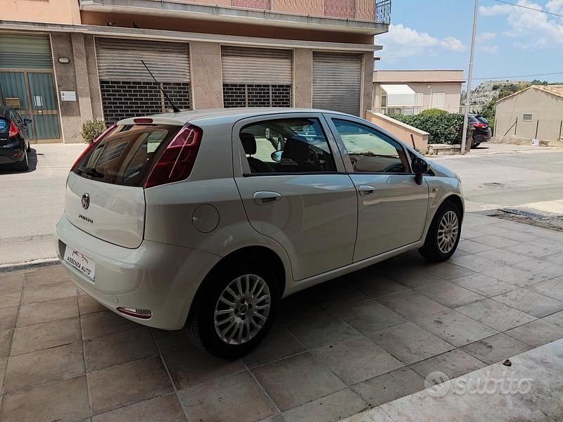 Usata Fiat Punto Lounge 78 CV (57 kW) 2016 Bianco Utilitaria