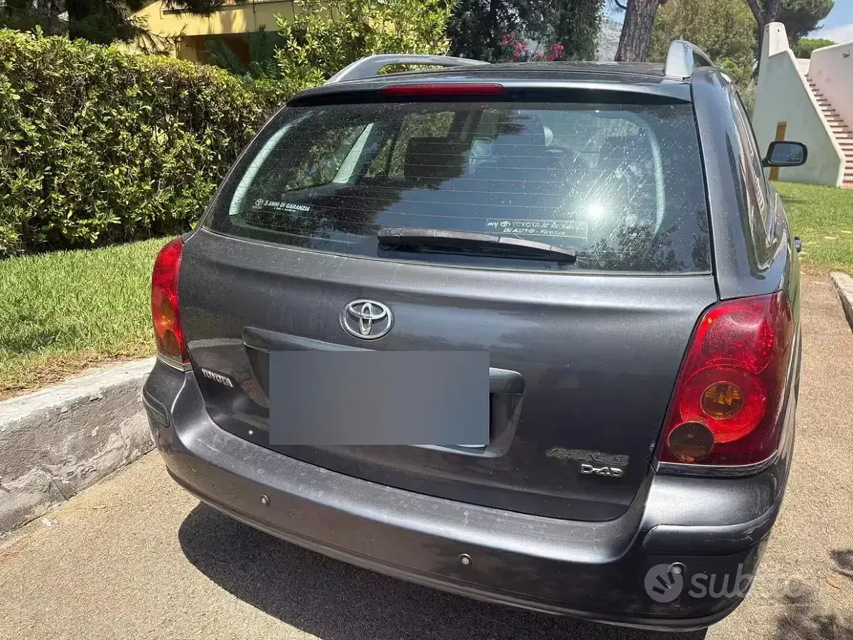 Usata Toyota Avensis 150 CV (110 kW) 2006 Grigio Station wagon