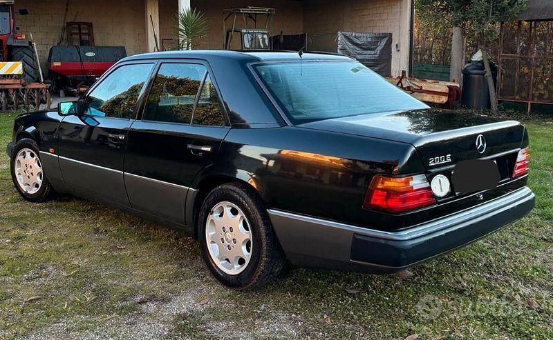 Usata Mercedes E200 122 CV (89 kW) 1991 Nero Berlina