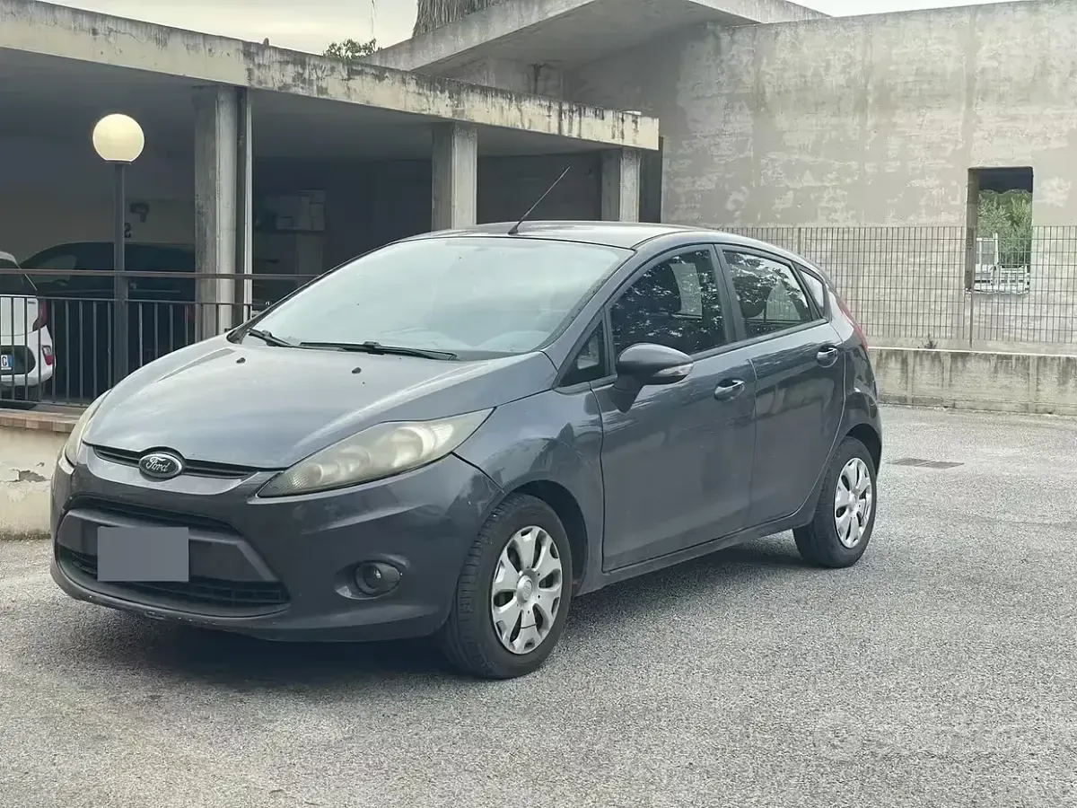 Usata Ford Fiesta 68 CV (50 kW) 2010 Grigio Berlina