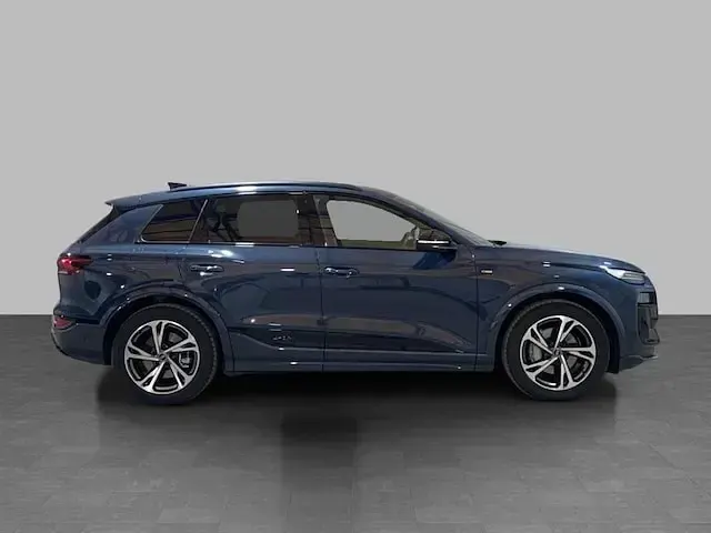 Usata Audi Q6 e-tron Business 284 kW (387 CV) 2025 Blu plasma metallizzato SUV