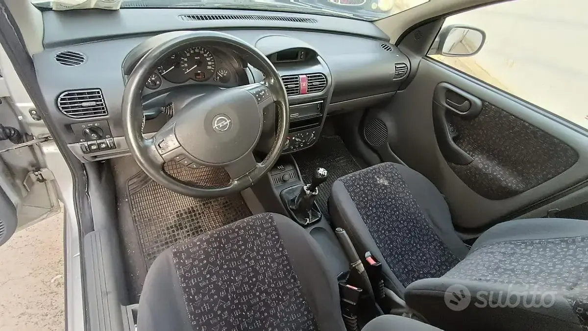 Usata Opel Corsa 75 CV (55 kW) 2001 Grigio Utilitaria