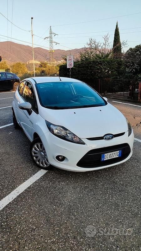 Usata Ford Fiesta 68 CV (50 kW) 2010 Bianco Utilitaria