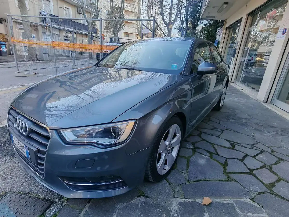 Usado Audi A3 Ambiente 150 CV (110 kW) 2015 Gris Berlina