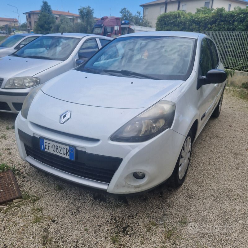 Bianco Usata 2011 Renault Clio III Due volumi | 2250 € (Buon prezzo) - Immagine 1/3