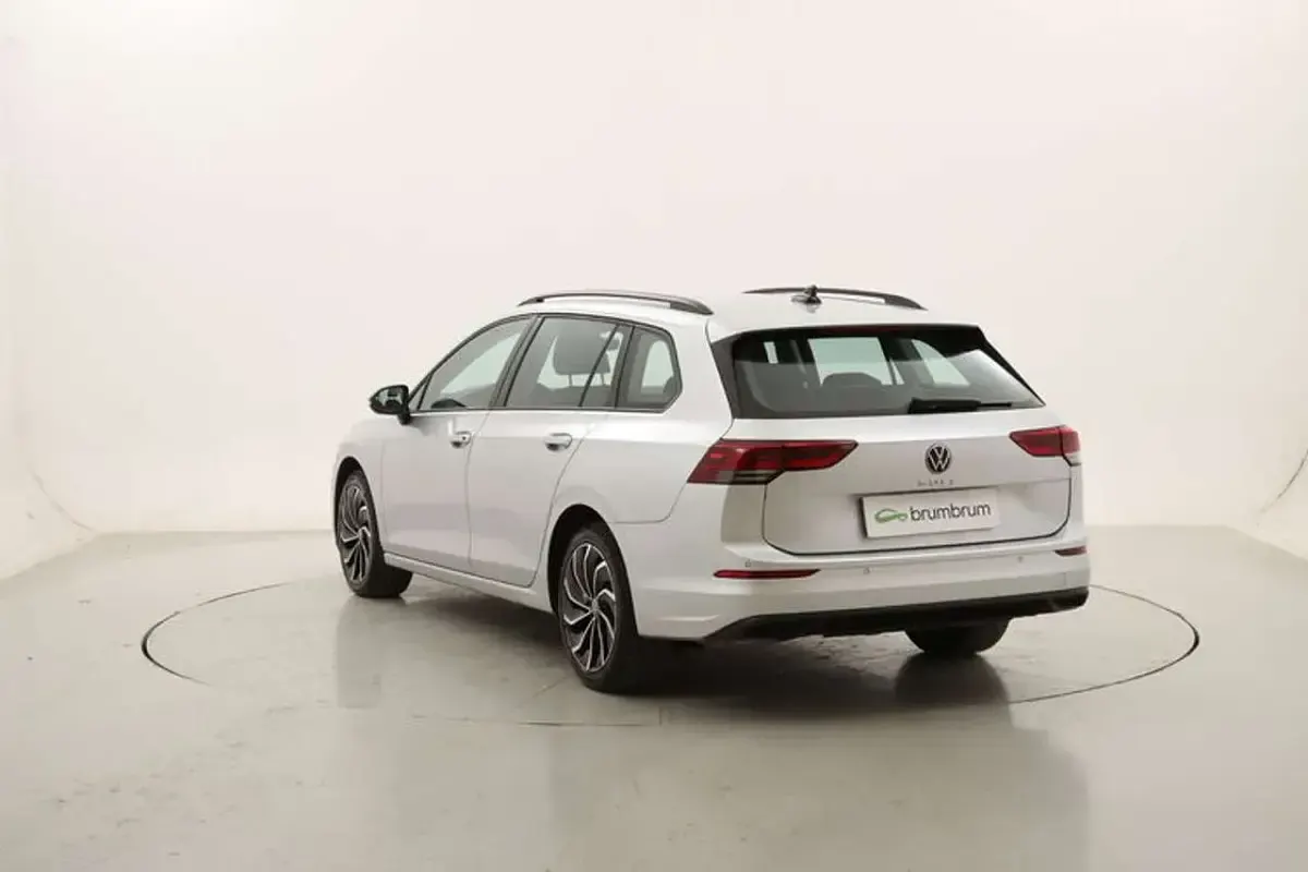 Usata VW Golf VIII Life 150 CV (110 kW) 2022 Argento Station wagon