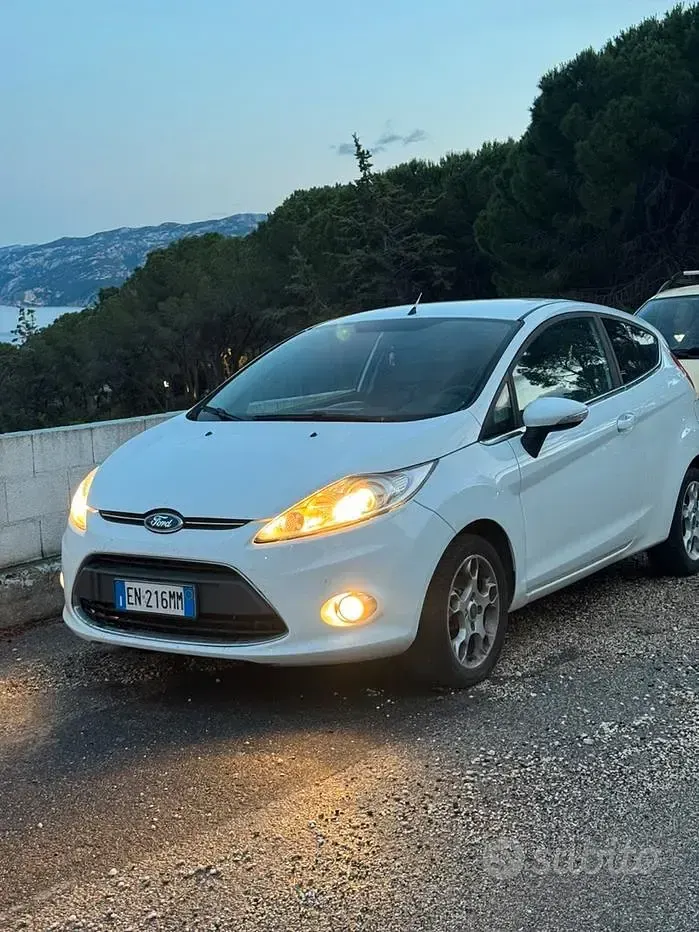 Usata Ford Fiesta 70 CV (51 kW) 2012 Bianco Berlina