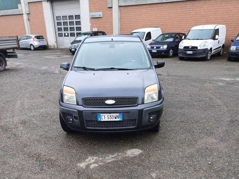 Argento Usata 2005 Ford Fusion Collection Monovolume | 2100 € (Buon prezzo) - Immagine 1/4