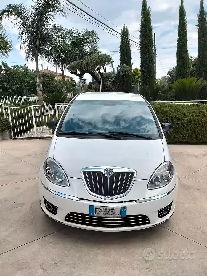 Usata Lancia Musa 77 CV (56 kW) 2012 Bianco Monovolume