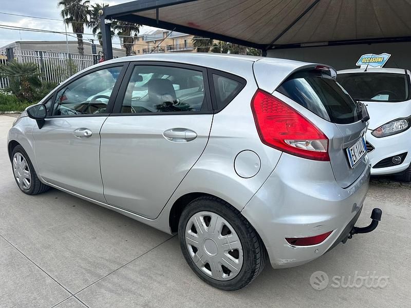 Usata Ford Fiesta 70 CV (51 kW) 2011 Grigio Utilitaria