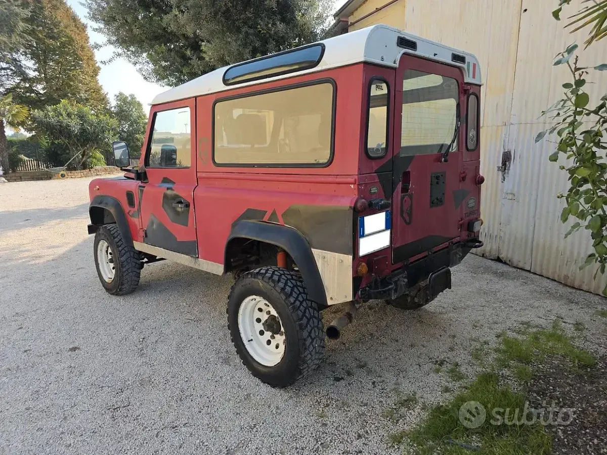 Usata Land Rover Defender 86 CV (63 kW) 1989 Rosso SUV