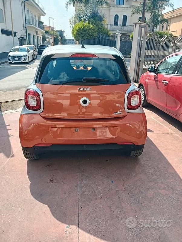 Usata Smart ForFour Basis 70 CV (51 kW) 2014 Arancione Utilitaria