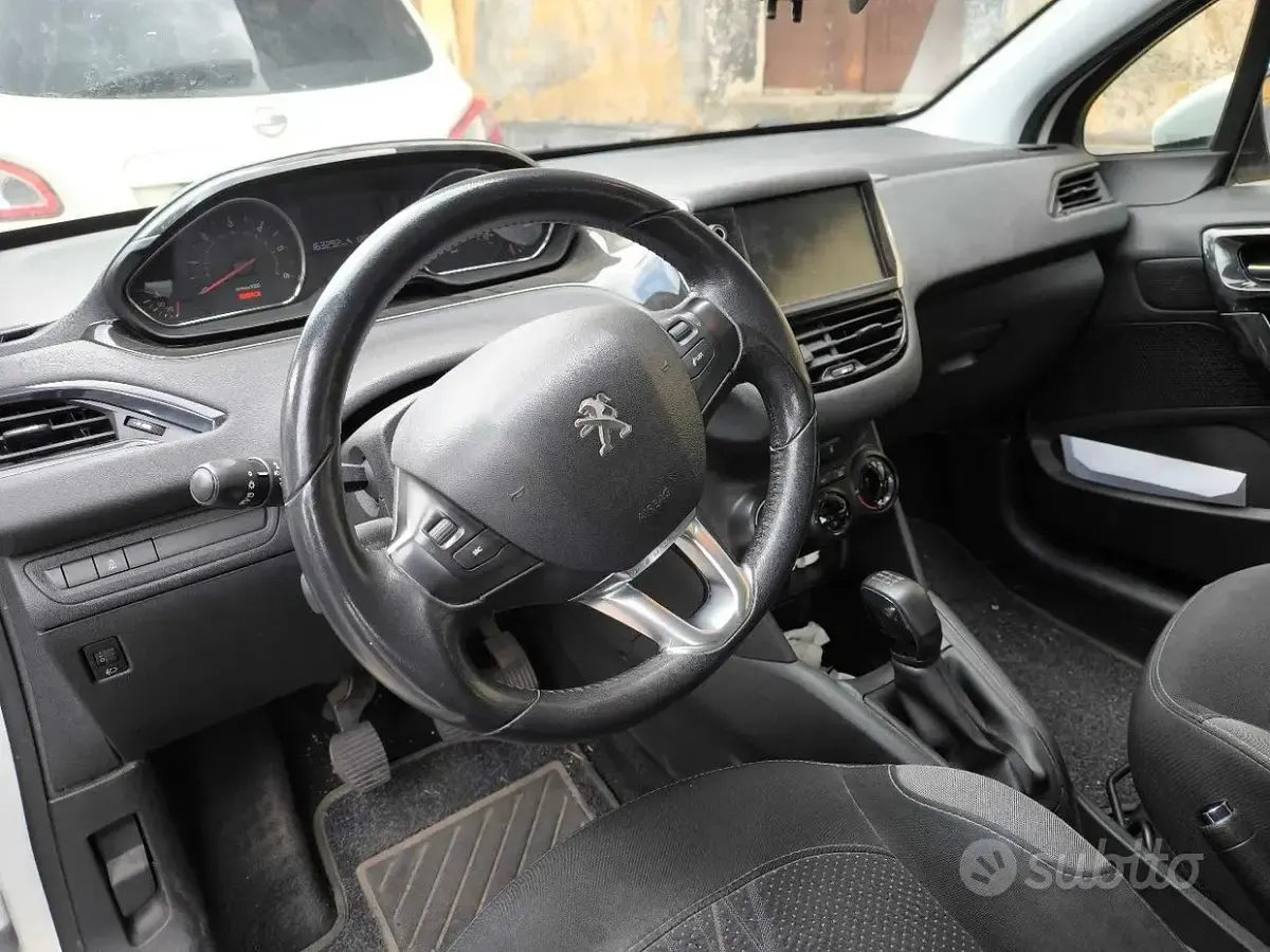 Usata Peugeot 208 Active 68 CV (50 kW) 2014 Bianco Utilitaria