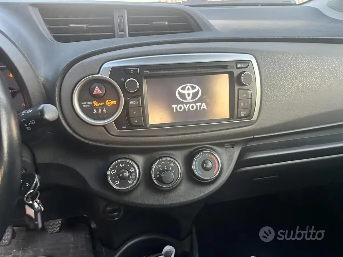 Usata Toyota Yaris 90 CV (66 kW) 2012 Bianco Utilitaria