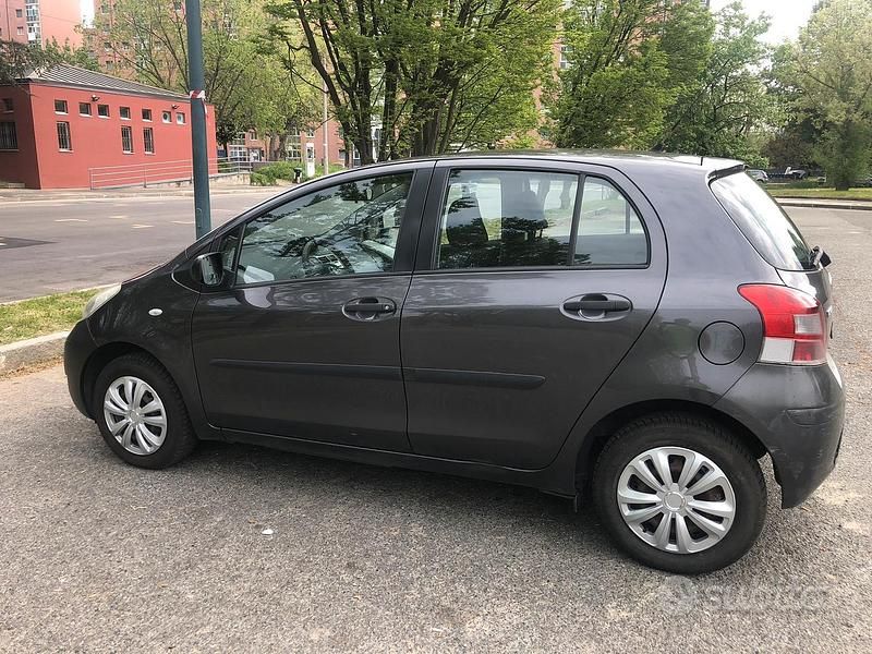 Usata Toyota Yaris 65 CV (47 kW) 2010 Grigio Utilitaria