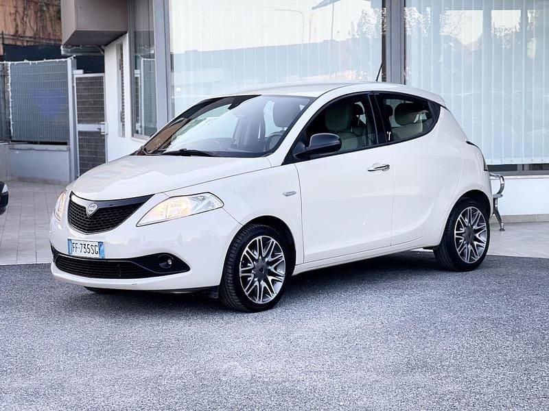 Usata Lancia Ypsilon 95 CV (69 kW) 2016 Beige Utilitaria