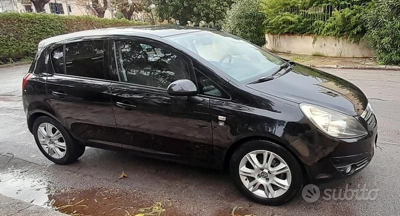 Usata Opel Corsa Cosmo 95 CV (69 kW) 2011 Nero Utilitaria